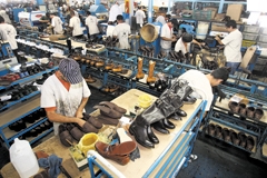 Trabalhadores em fábrica de calçados em Franca: boas relações no trabalho também dependem da postura do funcionário